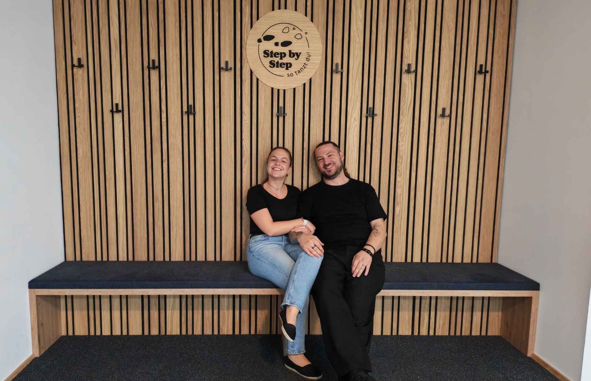 StepbyStep Tanzschule 6 step by step tanzschule frauenkirchen innenbereich sitzbank