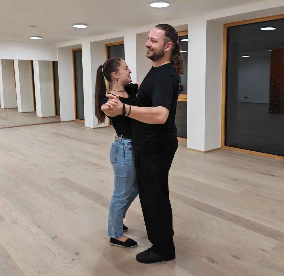 StepbyStep Tanzschule 10 step by step tanzschule frauenkirchen paartanz seitenansicht